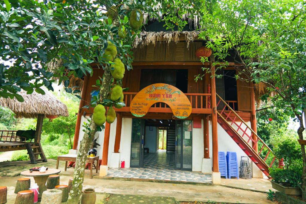 ein Haus mit einem Balkon und einer Treppe davor in der Unterkunft Homstay Hưng Yên - Long Cốc 