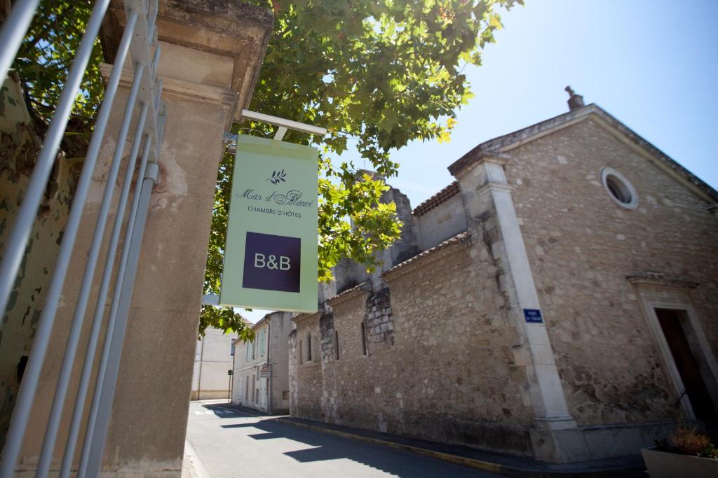 un edificio con un cartello sul lato di una strada di Mas d'Alaure B&B a Verquières