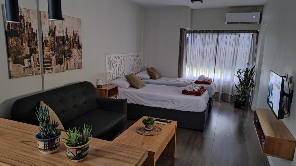 salon z łóżkiem i kanapą w obiekcie Studio Soho 53 w mieście La Plata