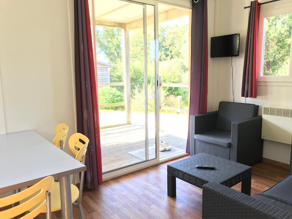 Posezení v ubytování Le Domaine du Scorff - hébergements insolites chalets 4 à 6 personnes et roulottes