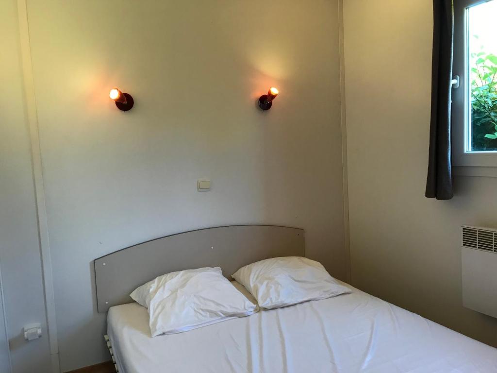 Postel nebo postele na pokoji v ubytování Le Domaine du Scorff - hébergements insolites chalets 4 à 6 personnes et roulottes