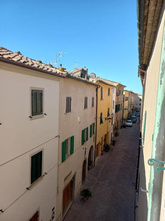 an alleyway between two buildings in a city at Casa Marzocco in Pomarance