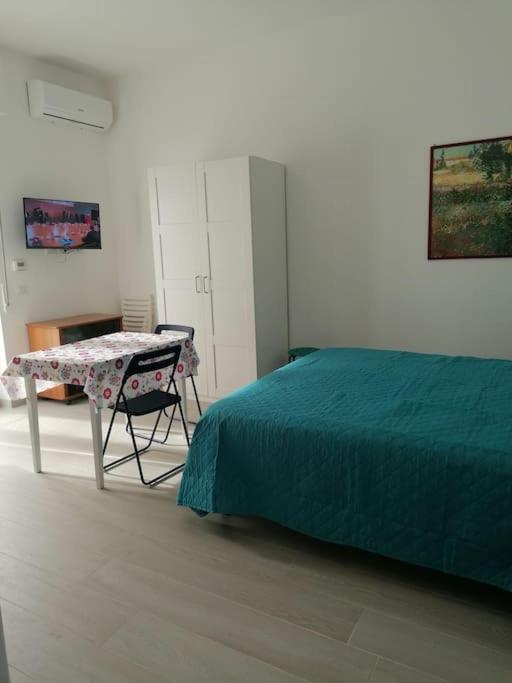 Un pat sau paturi într-o cameră la Monolocale Ostia locaz.turistica