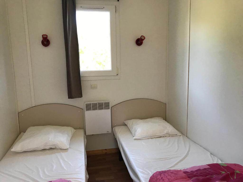Postel nebo postele na pokoji v ubytování Le Domaine du Scorff - hébergements insolites chalets 4 à 6 personnes et roulottes