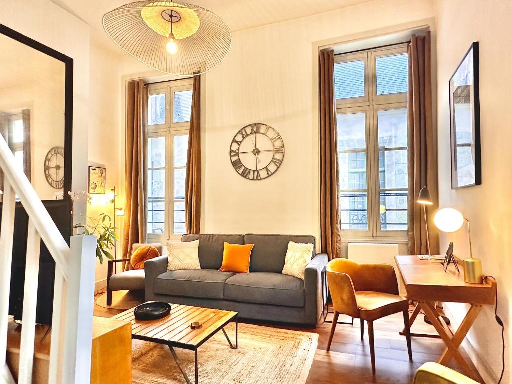 un soggiorno con divano e tavolo di Les appartements de l'atelier Paris 3 a Parigi