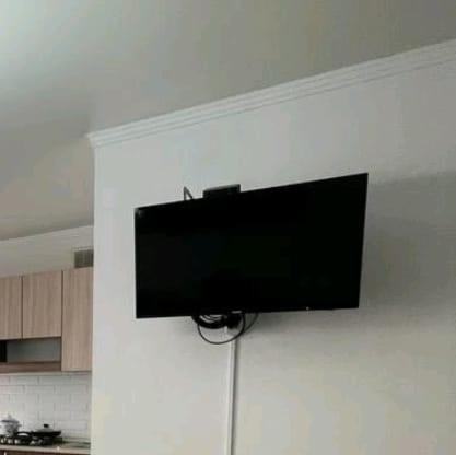 Меломан في تالديكورغان: تلفزيون بشاشة مسطحة معلق على جدار في مطبخ
