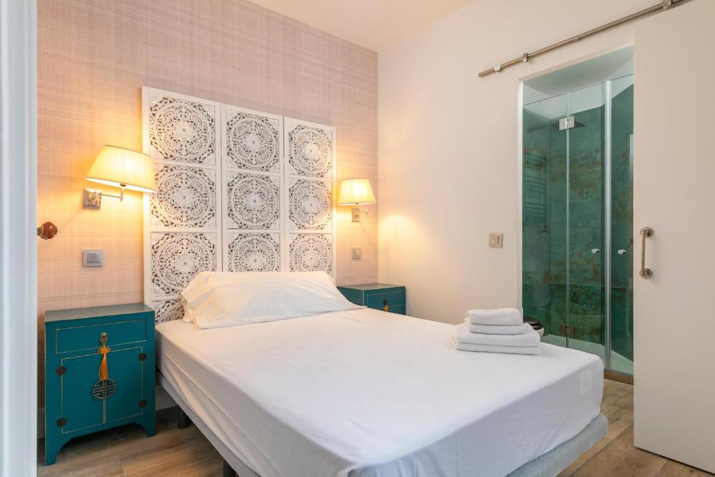 Postel nebo postele na pokoji v ubytování PLAZA DE CASTILLA Apartments