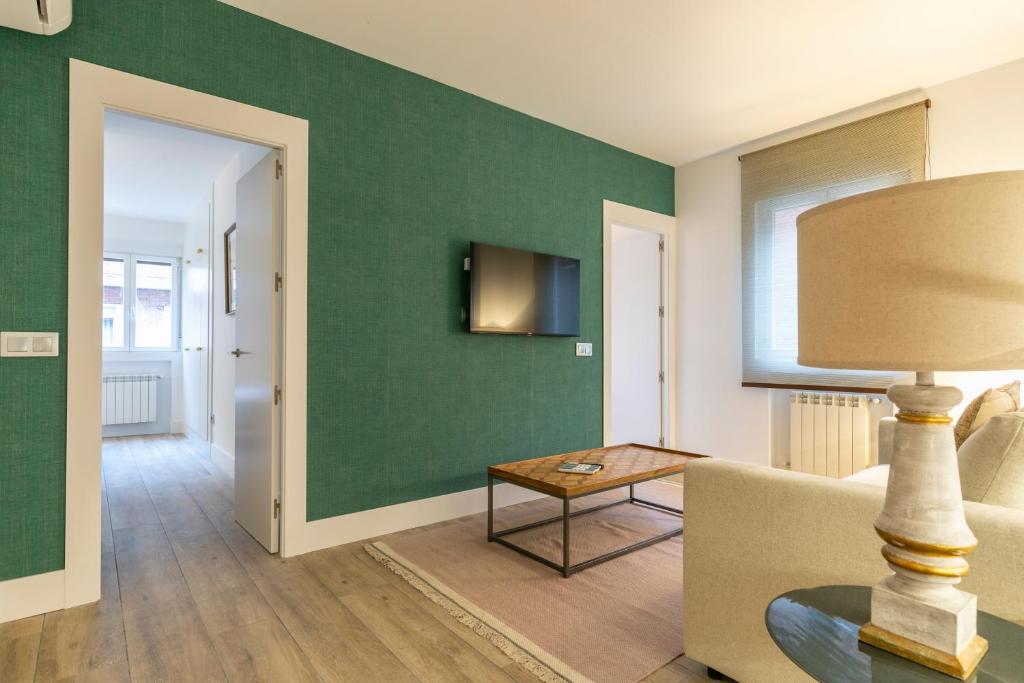 TV a/nebo společenská místnost v ubytování PLAZA DE CASTILLA Apartments