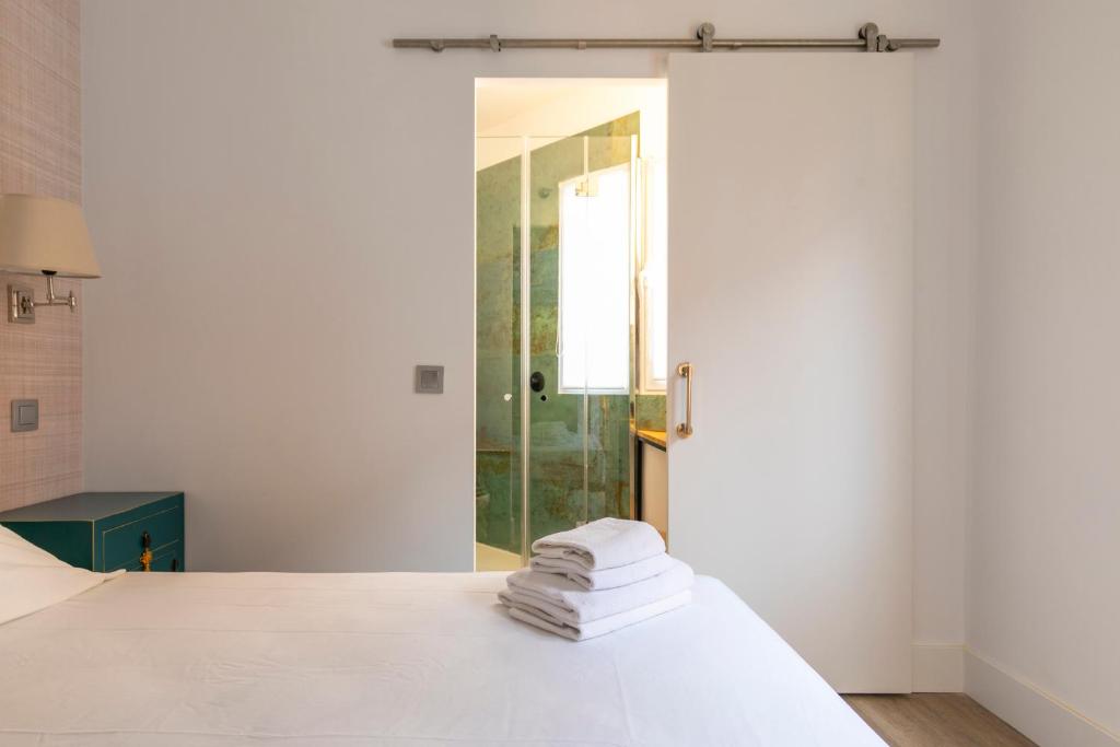 Postel nebo postele na pokoji v ubytování PLAZA DE CASTILLA Apartments