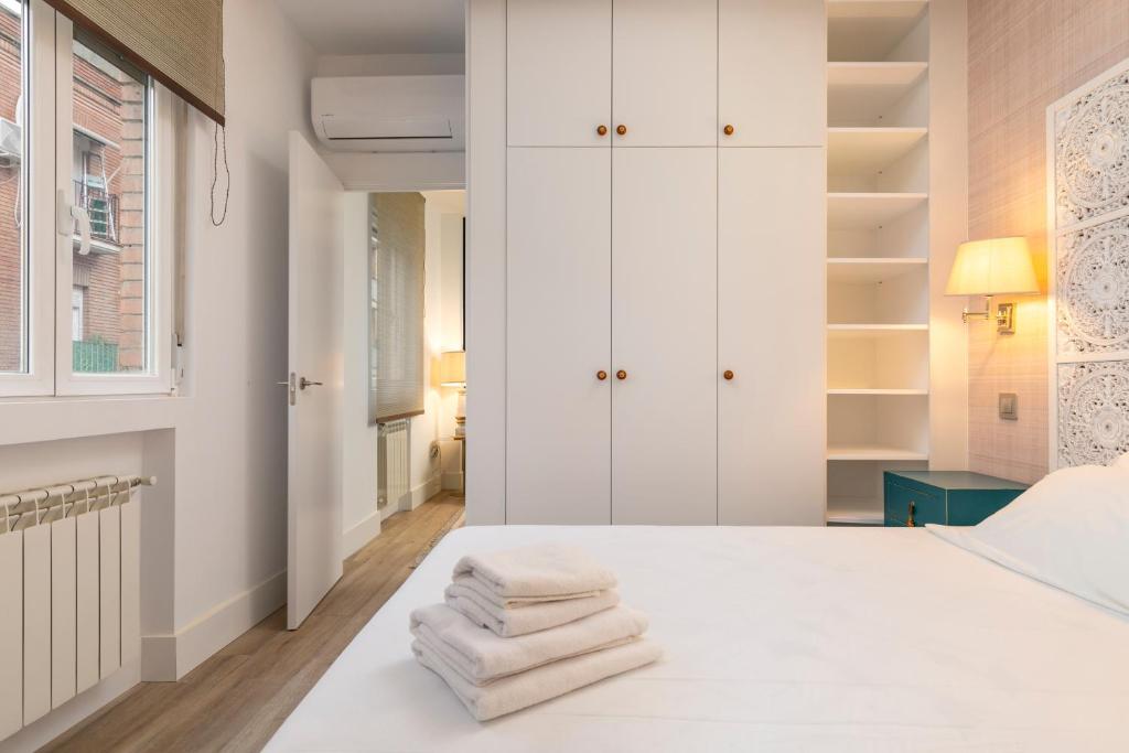 Postel nebo postele na pokoji v ubytování PLAZA DE CASTILLA Apartments
