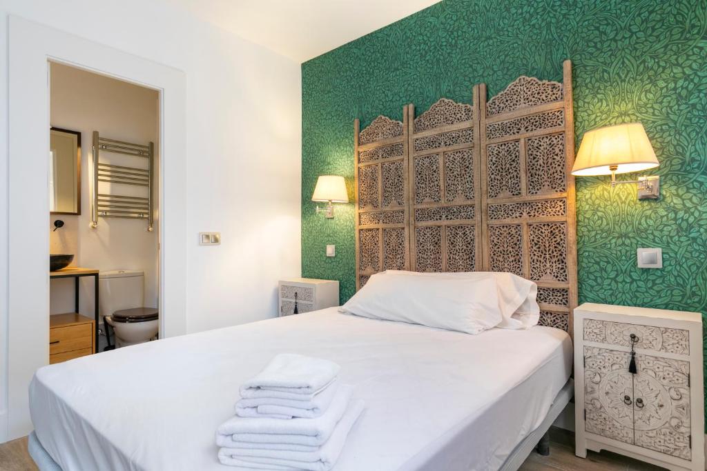 Postel nebo postele na pokoji v ubytování PLAZA DE CASTILLA Apartments