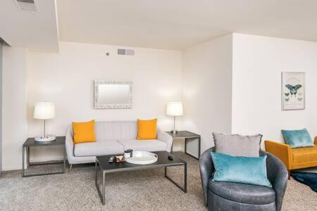 sala de estar con sofá y 2 sillas en 2BR Chic Executive Apartment in Prime Location en Arlington