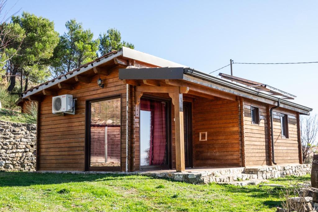 una pequeña casa de madera con una puerta grande en Agriturismo Pinelli, en Plataci