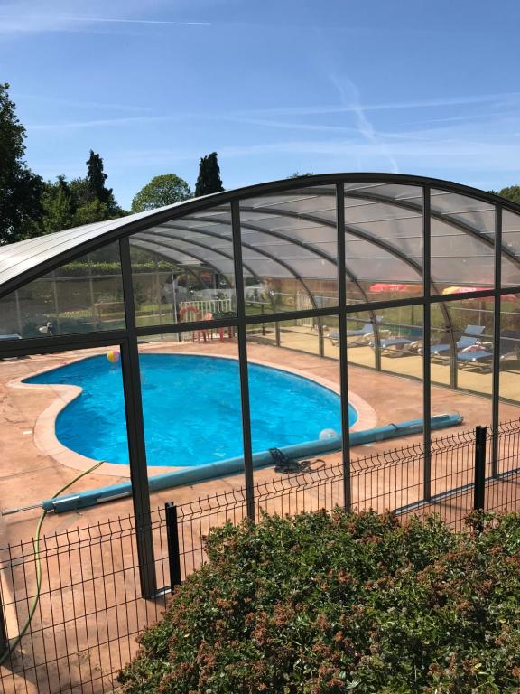 Bazén v ubytování Le Domaine du Scorff - hébergements insolites chalets 4 à 6 personnes et roulottes nebo v jeho okolí