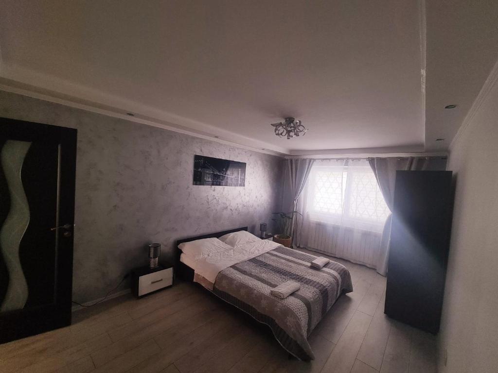 a bedroom with a bed and a window at Residence Mery in Făgăraş