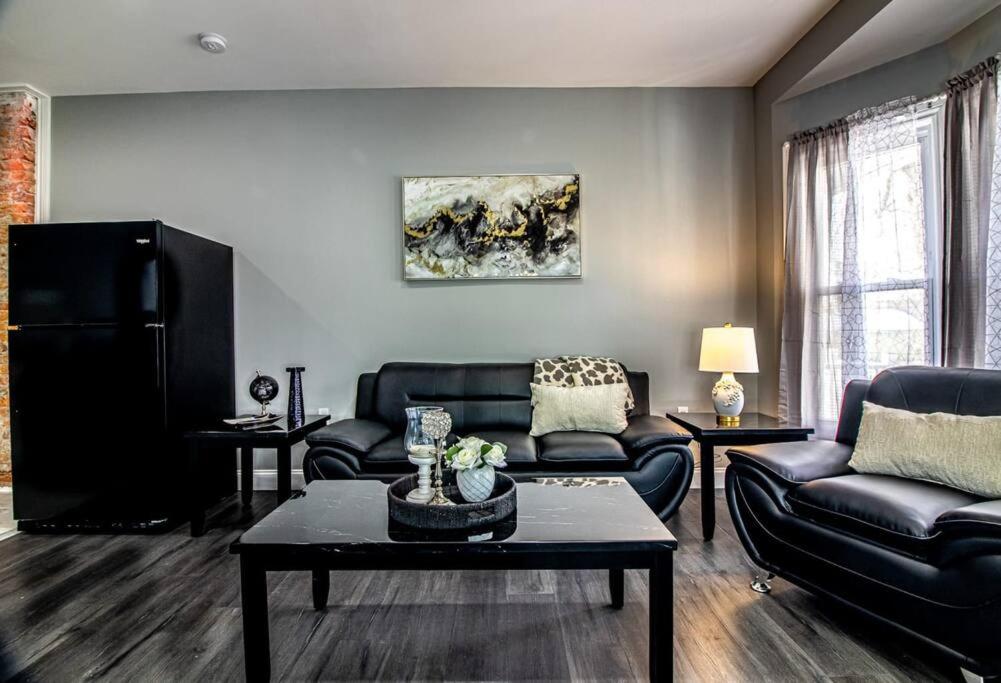 sala de estar con sofás y TV en Modern 1 Bedroom Apartment close Falls and Casino, en Niagara Falls