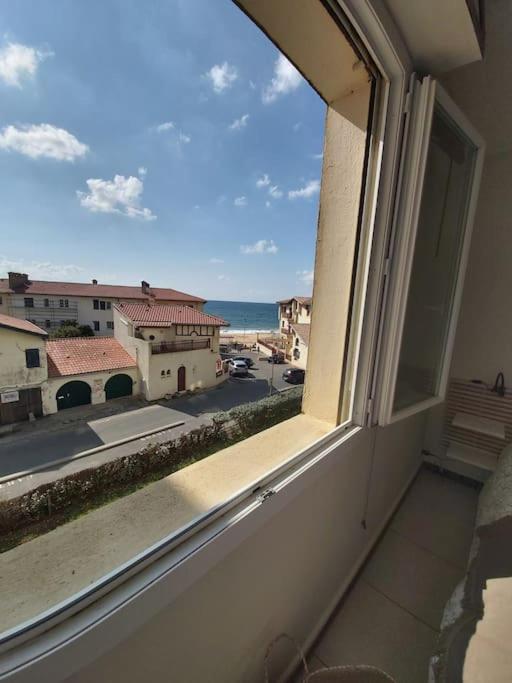 - une fenêtre avec vue sur la rue et l'océan dans l'établissement A 50 m de la plage centrale, à Soorts-Hossegor