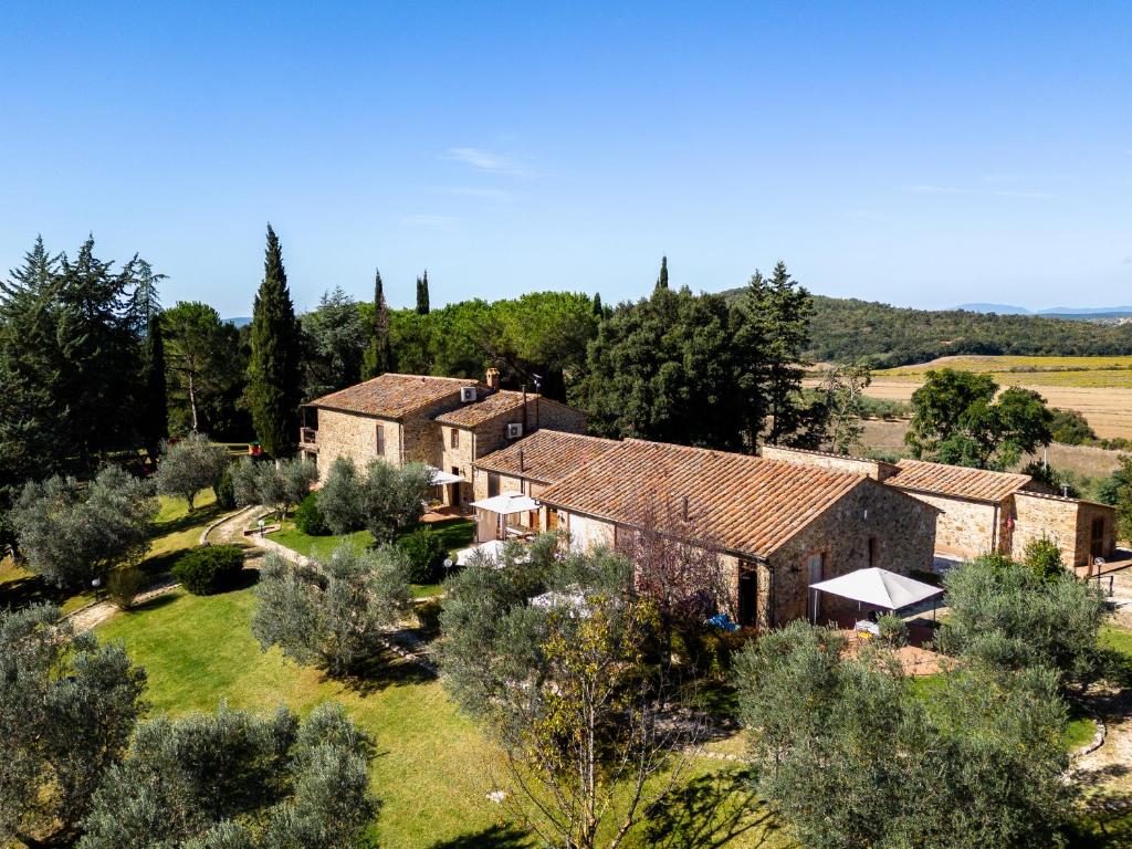 una vista aérea de una casa con jardín en Tenuta Aronne, en Massa Marittima