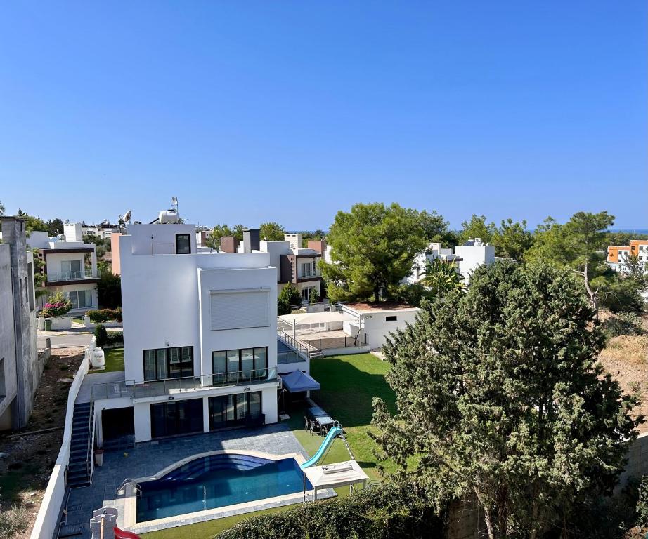 een luchtzicht op een huis met een zwembad bij NG Homes in Kyrenia