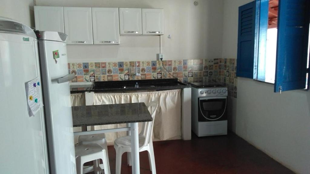 a kitchen with a sink and a stove and a refrigerator at Casa com 7 quartos e área ampla in Alcobaça