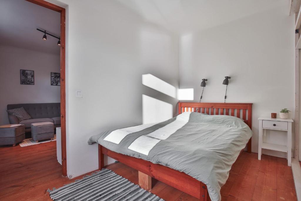 1 dormitorio con 1 cama y sala de estar en Cozy apartment near the city center en Tartu