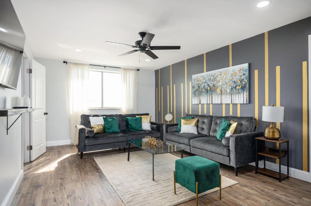 a living room with two couches and a ceiling fan at Atlanta Downtown City View Free Onsite Parking Entire Condo LM1607 in Atlanta