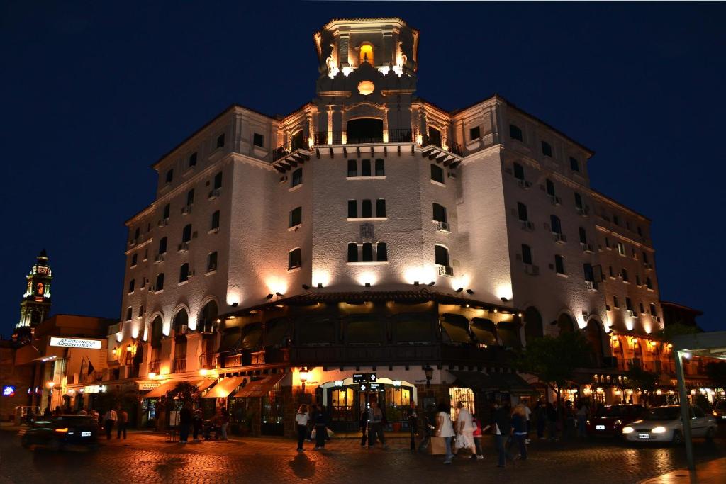 un gran edificio con una torre de reloj por la noche en Hotel Salta en Salta