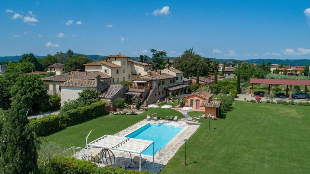 Vista sulla piscina di Antico Borgo Frosini o su una piscina nei dintorni