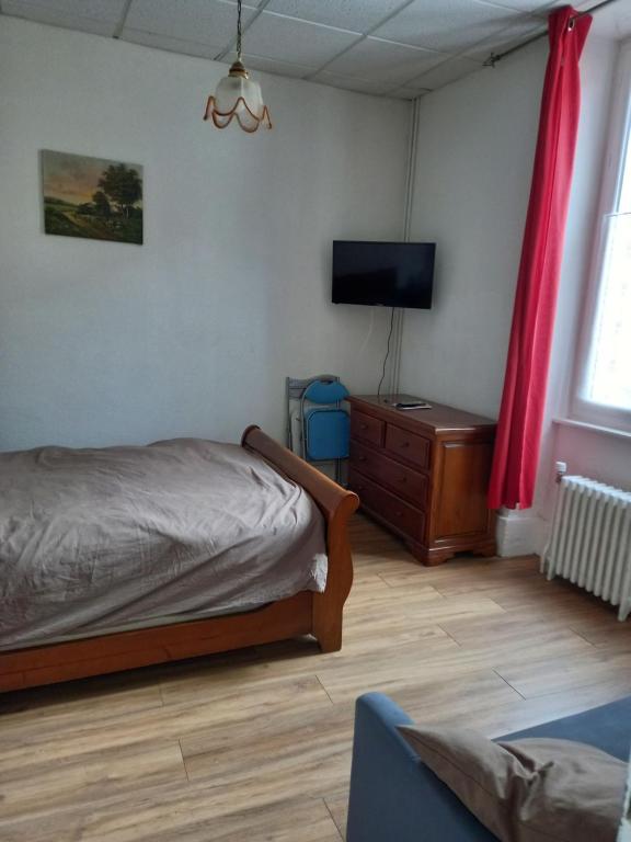 - une chambre avec un lit, une commode et une télévision dans l'établissement VILLA DE LA PAIX, à Néris-les-Bains