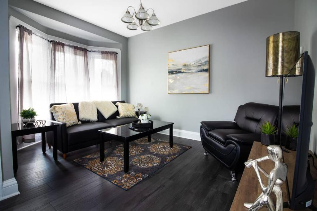 een woonkamer met een bank en een tafel bij Cozy 1 bedroom Apartment Sleeps 2-3 in Niagara Falls