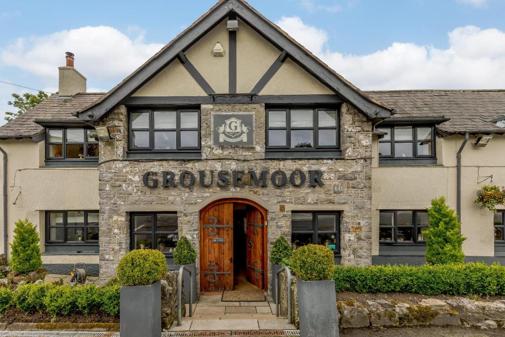 Llandegla的住宿－The Grousemoor - North Wales luxury 7 bedroom holiday rental，大楼,入口处位于房子的地面层