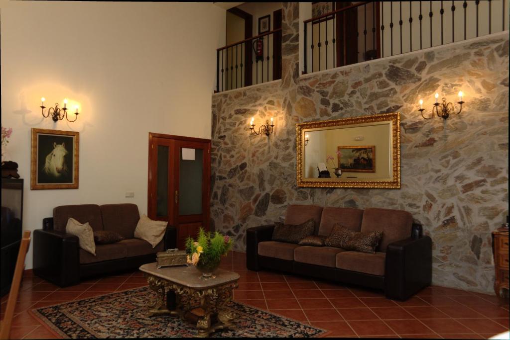 uma sala de estar com dois sofás e um espelho em Casa Das Aguas Ferreas na Estação do Mogadouro