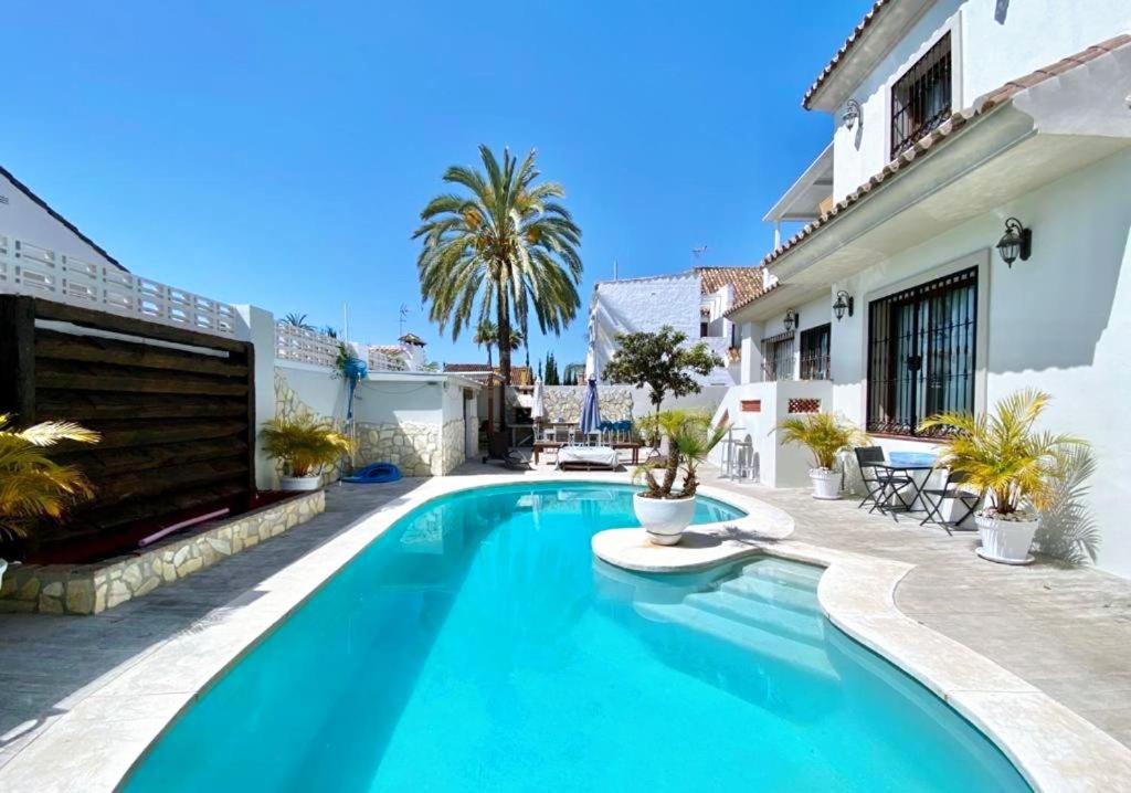 una piscina en medio de una casa en EXCLUSIVO CON PISCINA PRIVADA, BARBACOA Y LAS MEJORES PLAYAS A 500 Metros, en Marbella