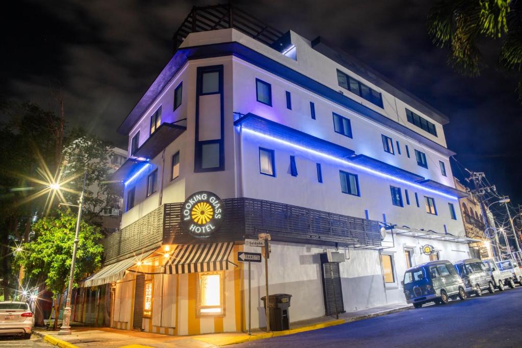 Un edificio bianco con un orologio sul lato di The Looking Glass Hotel a San Juan