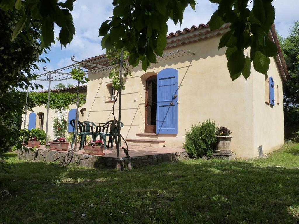 une petite maison avec un banc devant elle dans l'établissement BELLEVUE, à Le Tignet