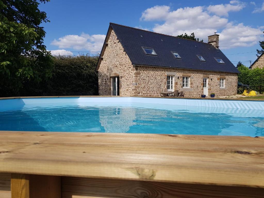 בריכת השחייה שנמצאת ב-Maison de la Grange, Chaulieu או באזור
