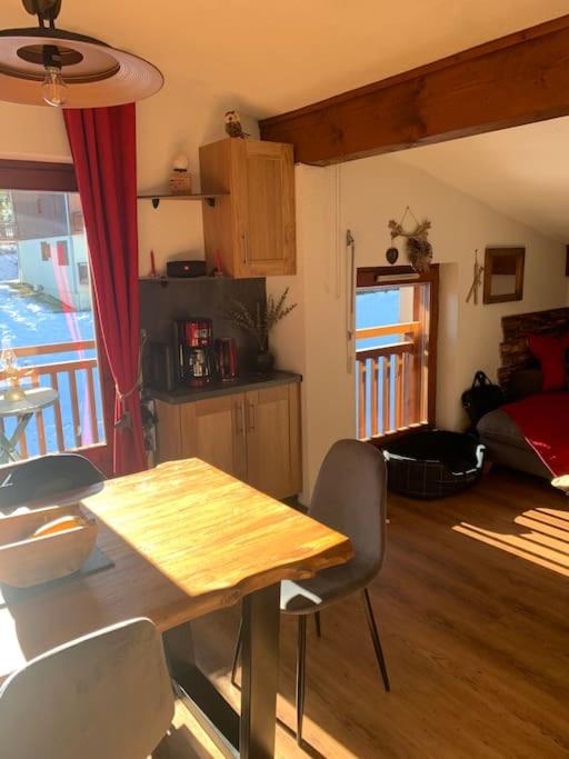 Kuchyň nebo kuchyňský kout v ubytování Chalet le Daim appartement 6 pers Vue Mont-Blanc
