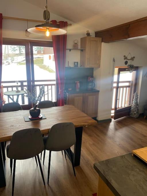Kuchyň nebo kuchyňský kout v ubytování Chalet le Daim appartement 6 pers Vue Mont-Blanc