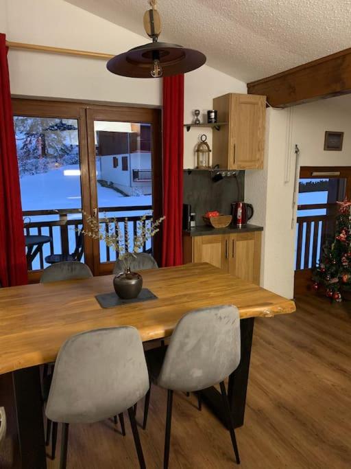 Kuchyň nebo kuchyňský kout v ubytování Chalet le Daim appartement 6 pers Vue Mont-Blanc