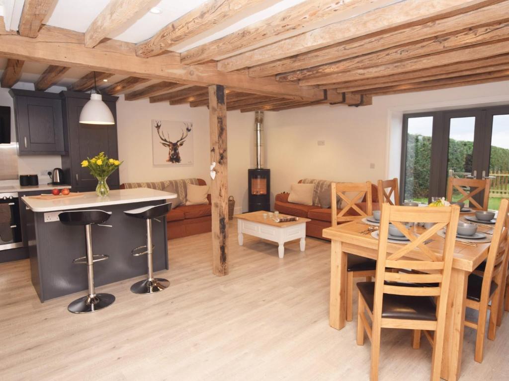 uma cozinha e sala de estar com mesa e cadeiras em 3 Bed in Fordingbridge 66130 em Redlynch
