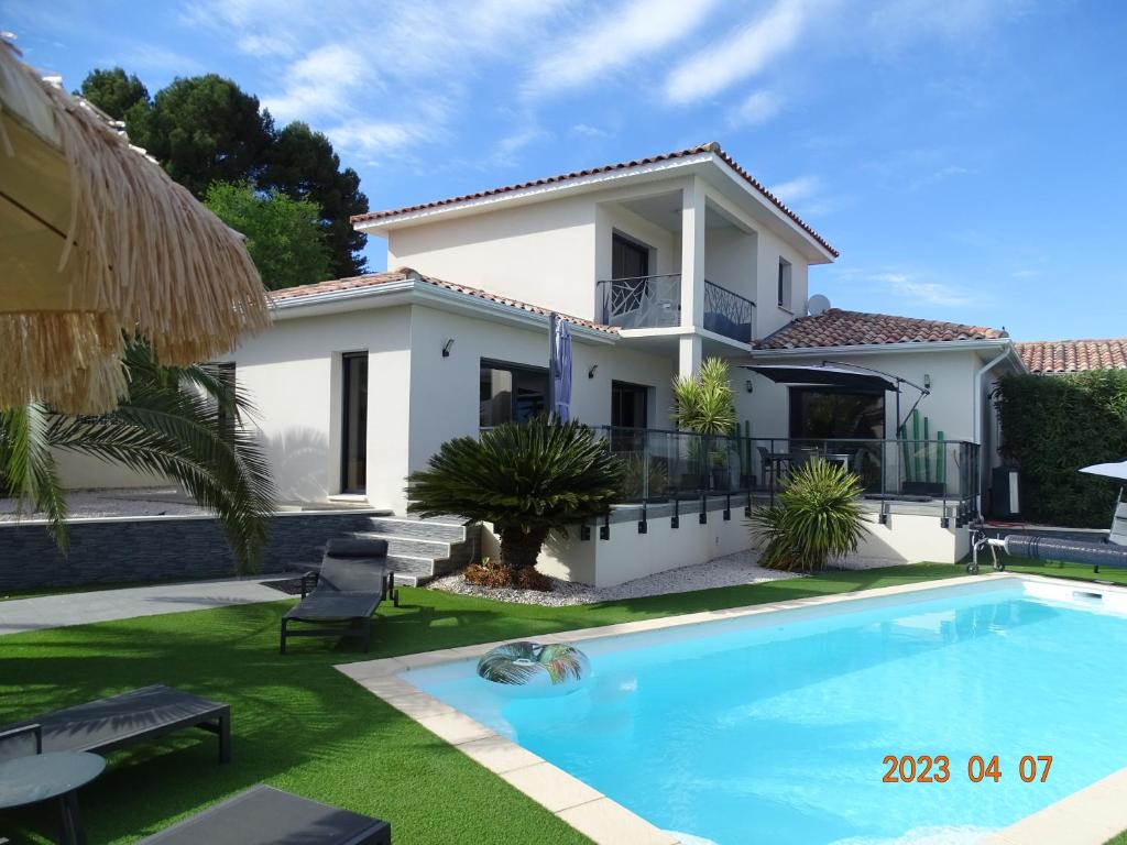 une villa avec piscine devant une maison dans l'établissement VILLA ENTRE MER ET MONTAGNE, à Pézenas