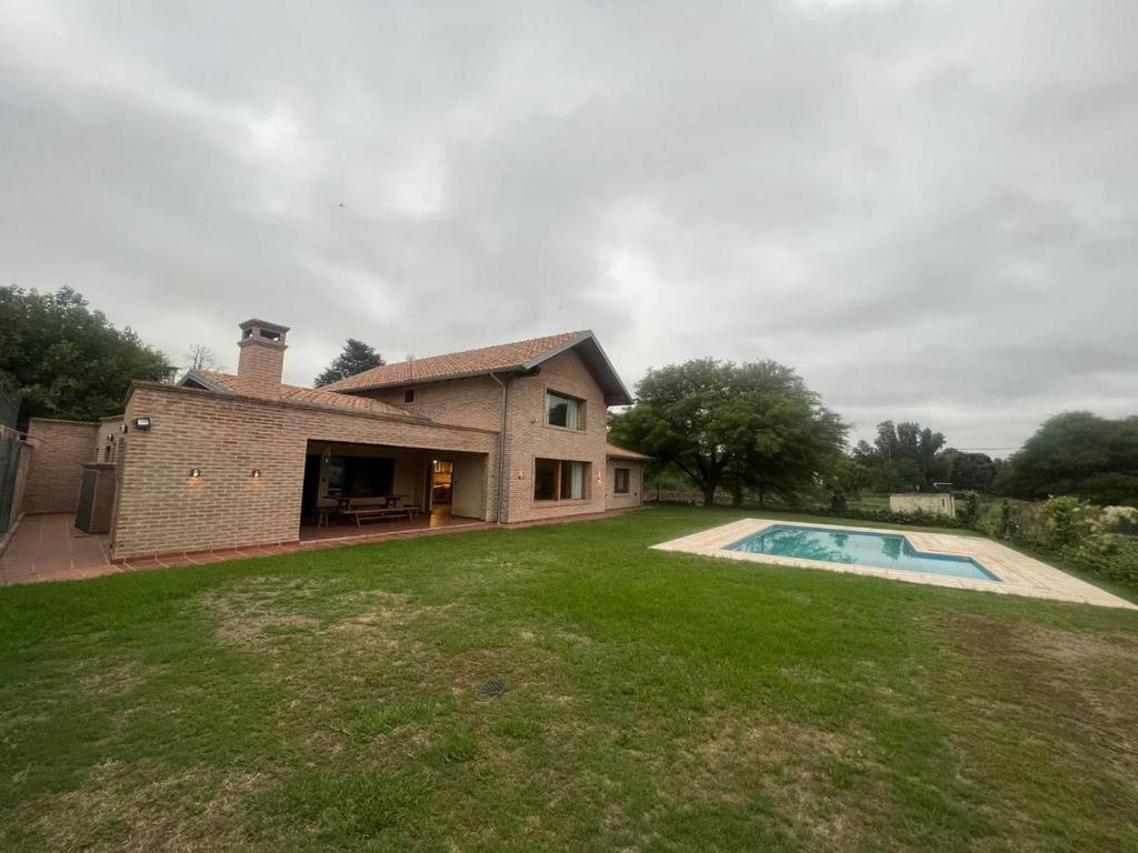 Swimmingpoolen hos eller tæt på CASA VILLA LAGO AZUL CARLOS PAZ