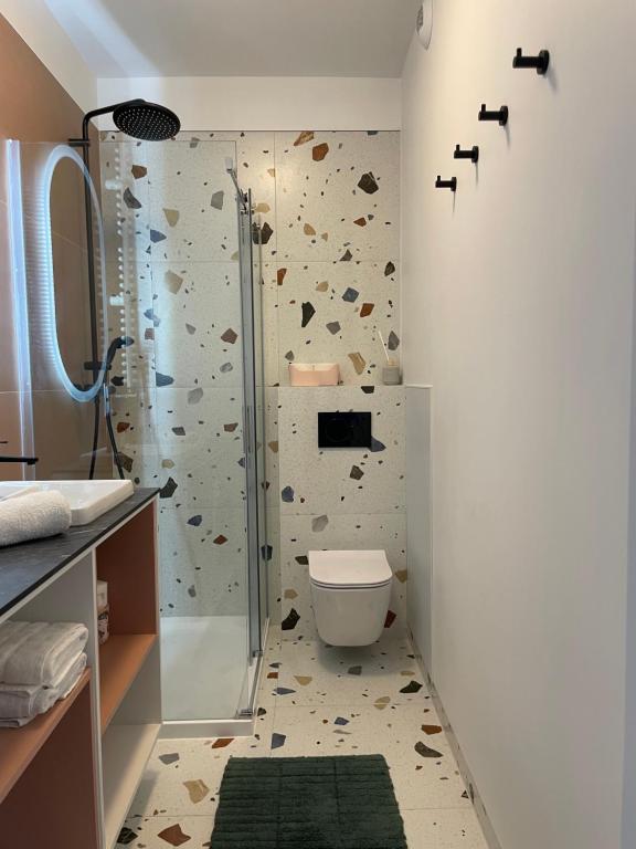 a bathroom with a shower and a toilet at PIPER Gold TARGI in Poznań