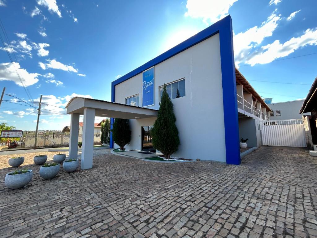 un edificio con una fachada azul y blanca en OSCAR BLUE MATO VERDE, en Mato Verde