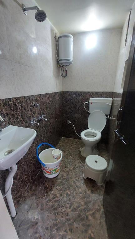 baño con 2 aseos y lavamanos en HOTEL PRAKASH PALACE, en Ujjain