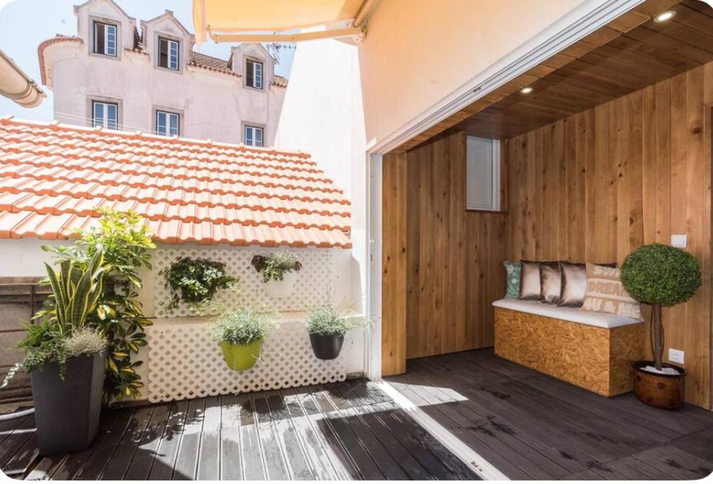 - un balcon avec des plantes et un banc dans un bâtiment dans l'établissement Sintra Design Apartment _ Castelo dos Mouros, à Sintra