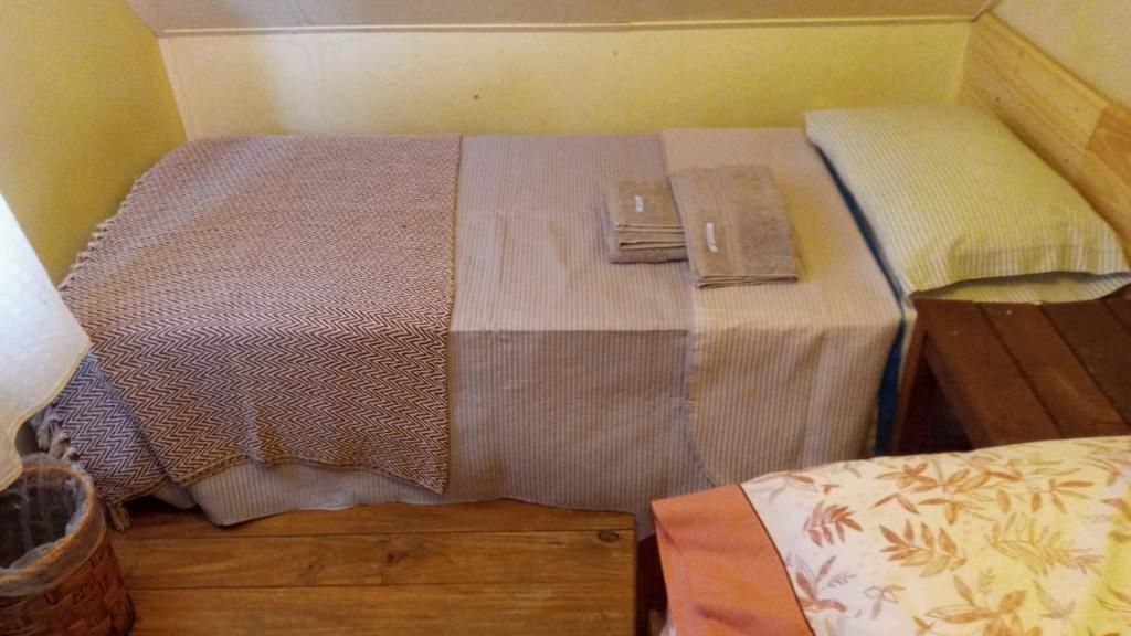 łóżko w małym pokoju z łóżkiem sidx sidx sidx w obiekcie La alpina de YOLI w mieście Ushuaia