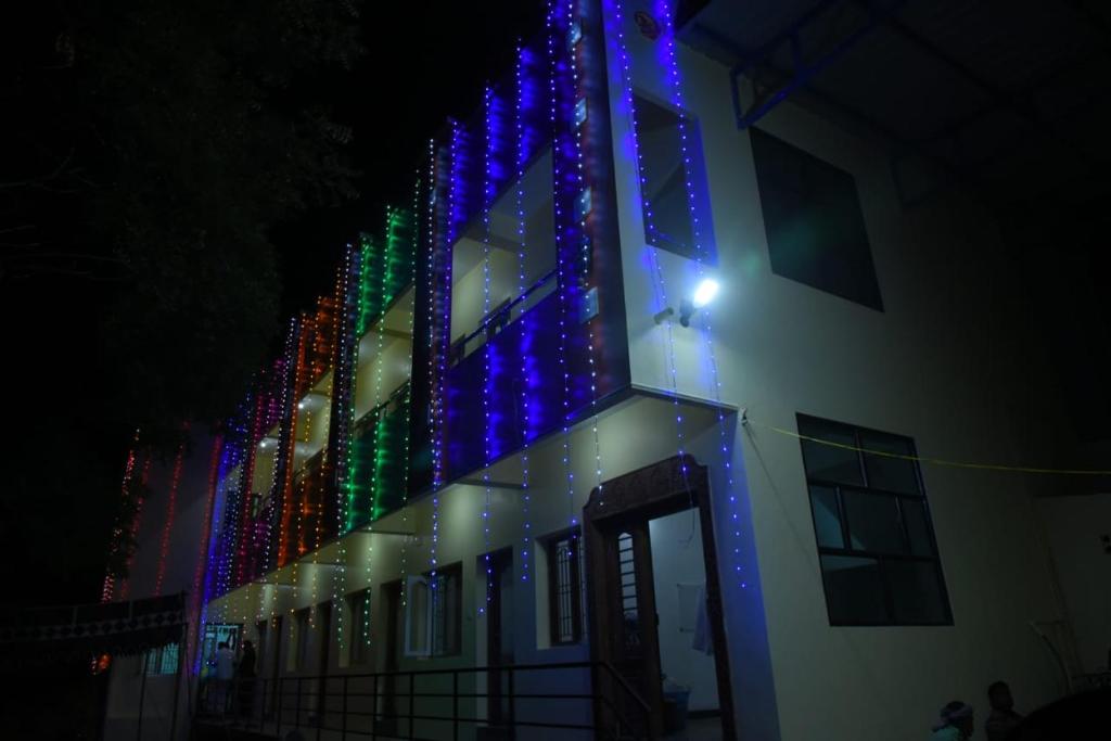 的住宿－Somas kandar Lodge，建筑的侧面有圣诞灯