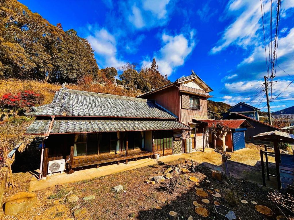 Otoyocho的住宿－Ikkenyado Smeura - Vacation STAY 53726v，山中一座老房子