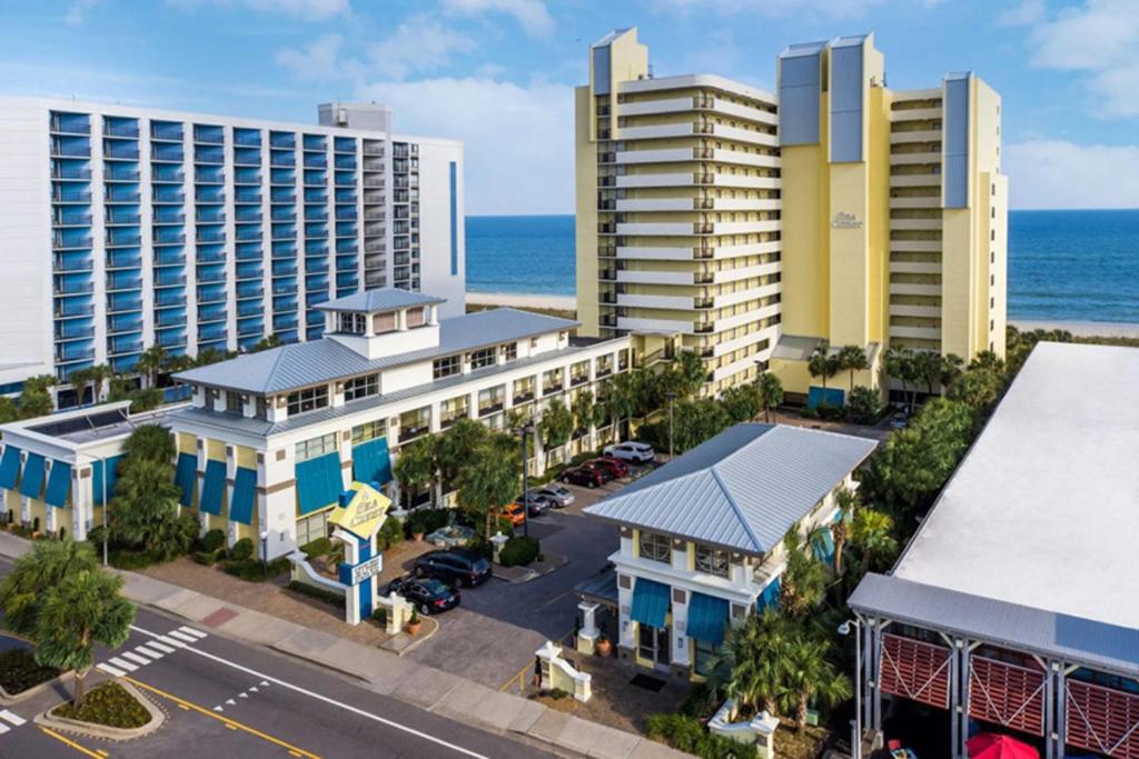 una vista aérea de un complejo con el océano en Sea Crest Oceanfront Resort en Myrtle Beach